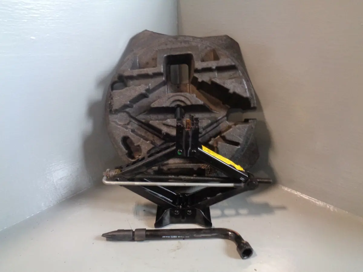 Freelander 2 Scissor Jack With Handle In Housing Brace Land Rover D19084 1