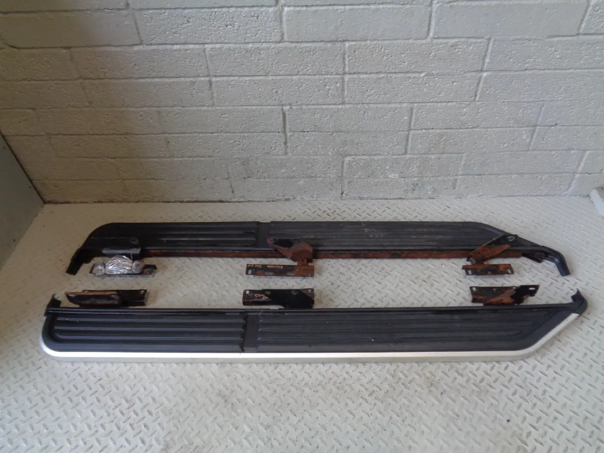 Discovery 3 Side Steps Pair Of Black Silver Land Rover 2004 To 2009 K11123 1