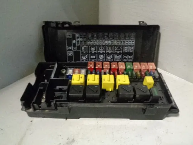 Discovery 2 Under Bonnet Fuse Box Td5 Land Rover Yqe103800 1998 To 2004 1