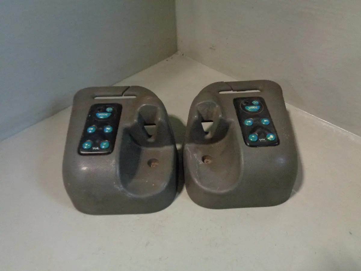Discovery 2 Headphone Audio Controls Volume Rear Pair In Grey Land Rover 1