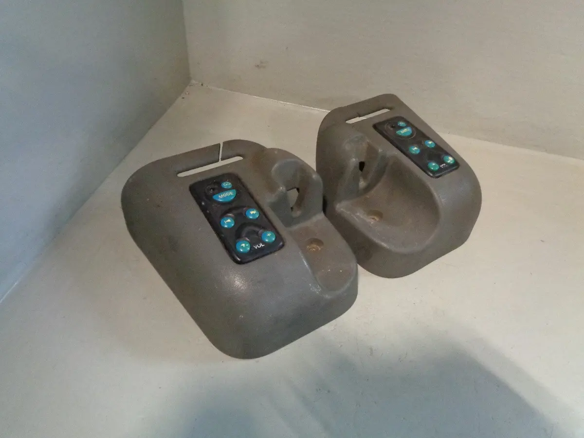 Discovery 2 Headphone Audio Controls Volume Rear Pair In Grey Land Rover 2