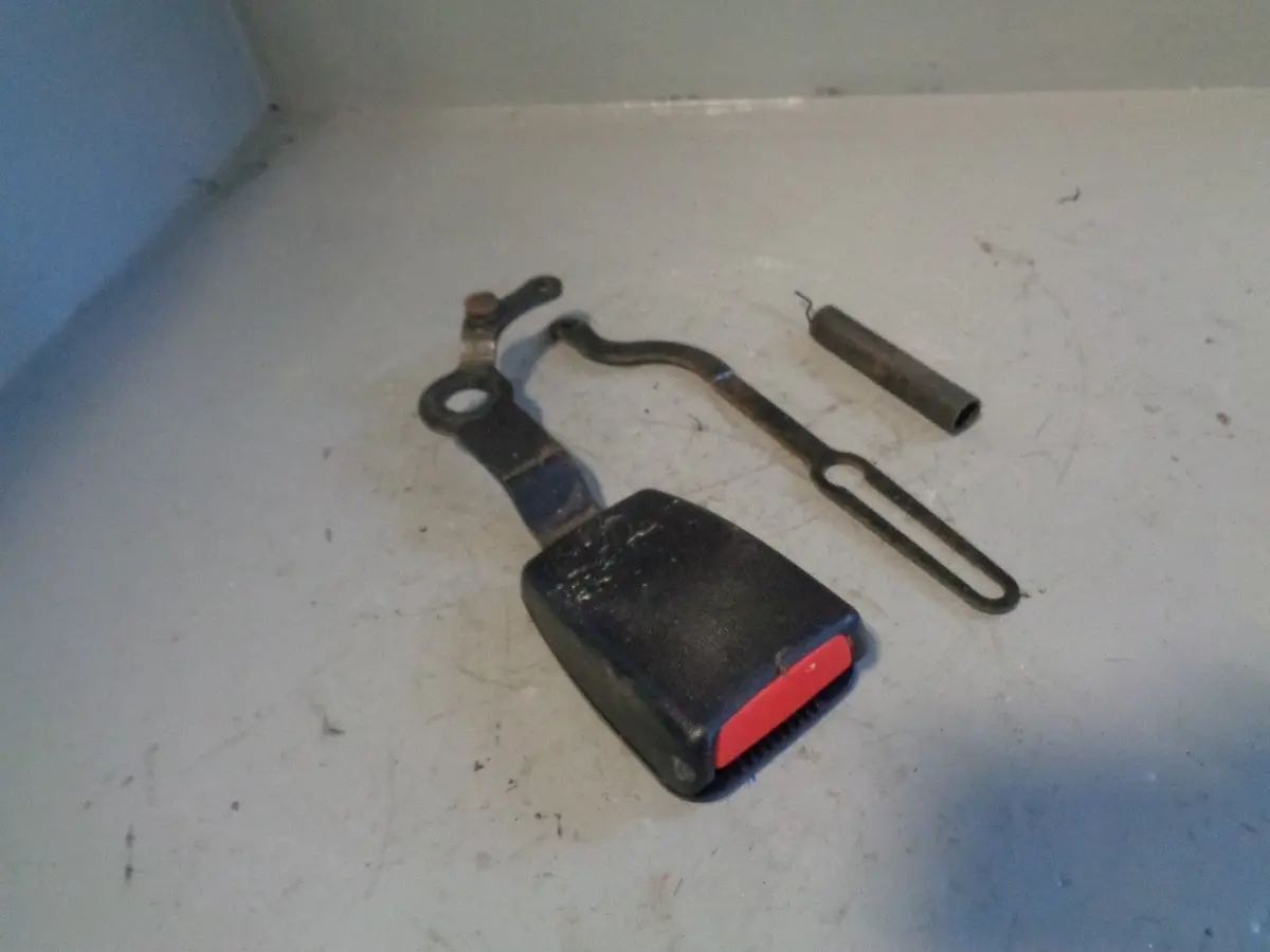 Discovery 3 Seat Belt Buckle Clasp 3Rd Row Off Side Rear Type 2 2004 To 2006 2