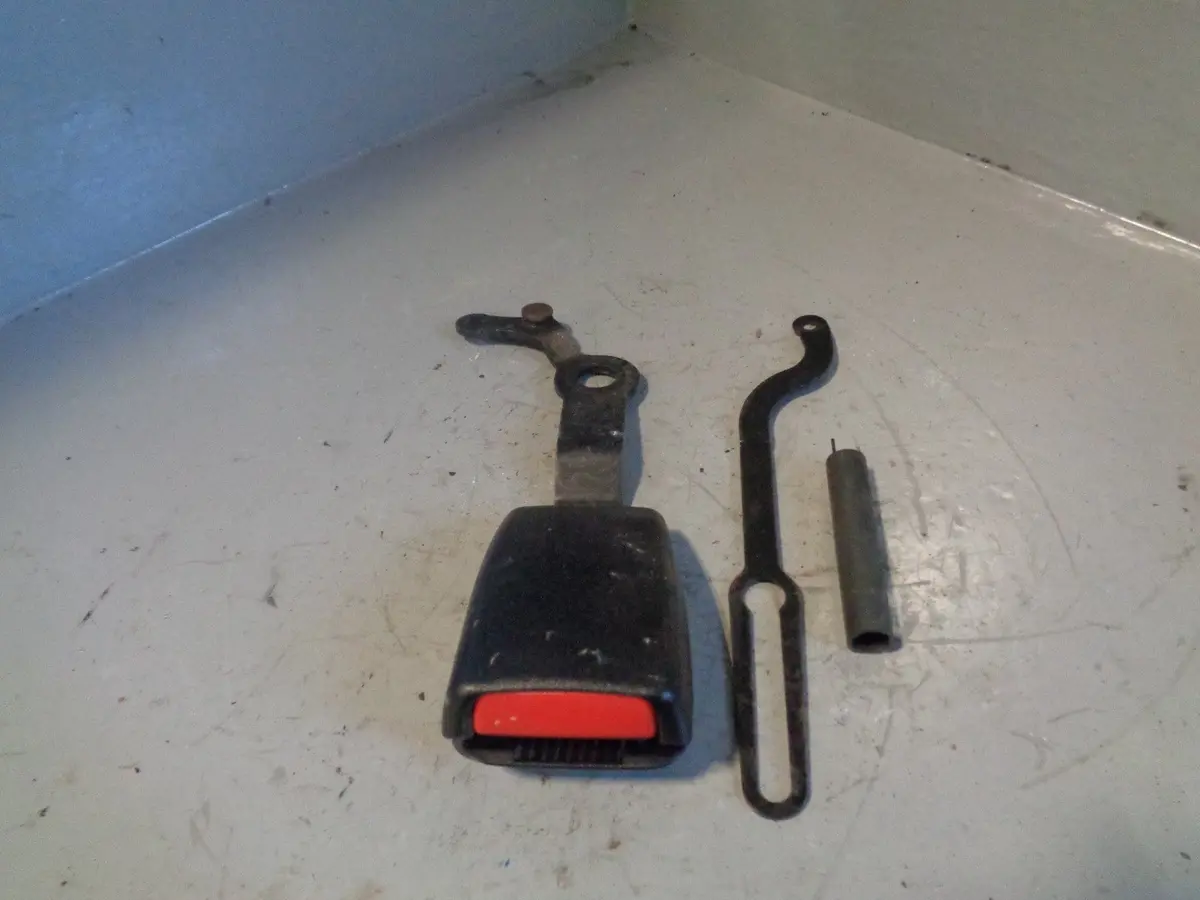 Discovery 3 Seat Belt Buckle Clasp 3Rd Row Near Side Rear Type 2 2004 To 2006 1