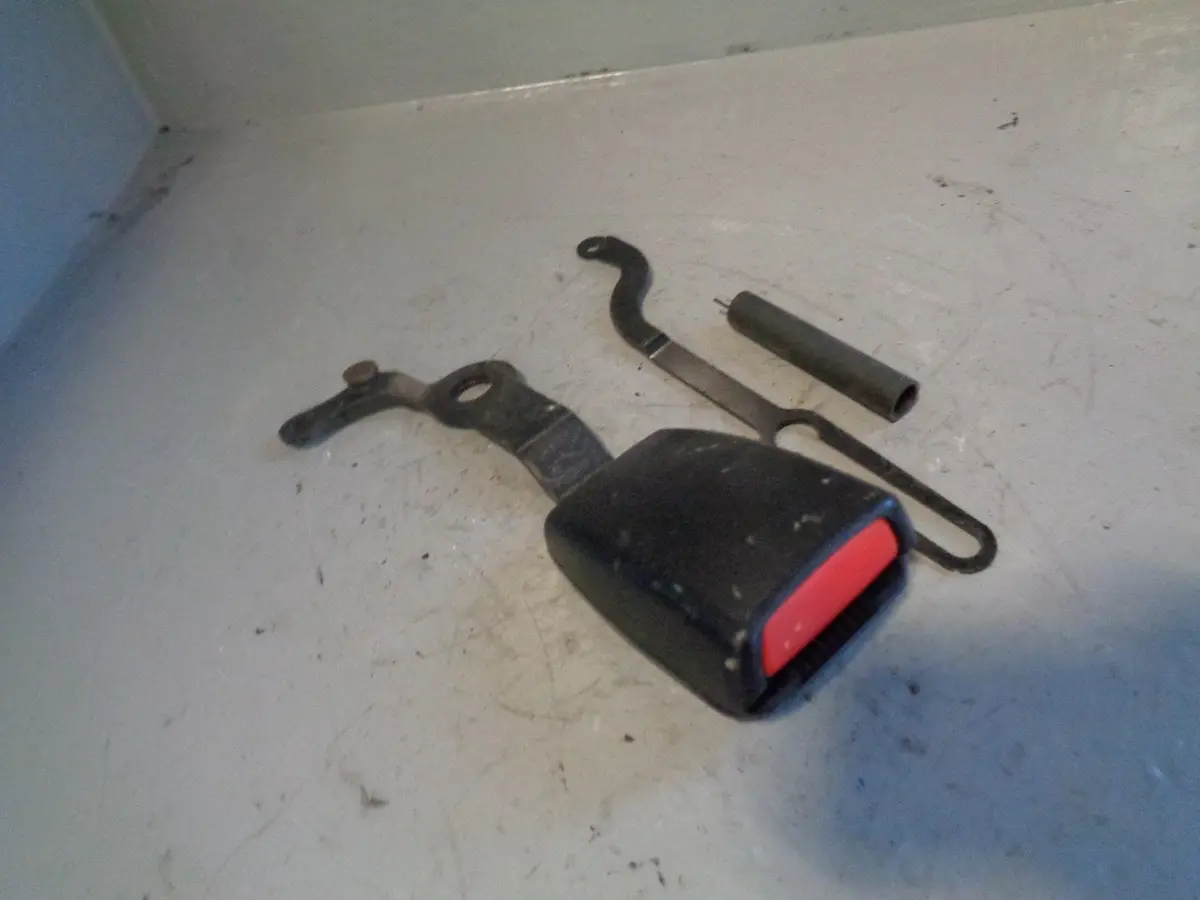 Discovery 3 Seat Belt Buckle Clasp 3Rd Row Near Side Rear Type 2 2004 To 2006 2