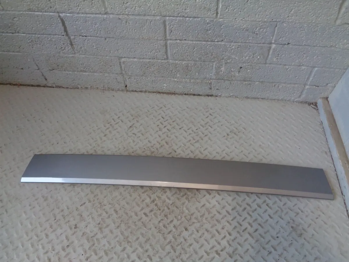 Discovery 4 Tailgate Trim External Lower Orkney Grey 2009 To 2014 Land Rover 1