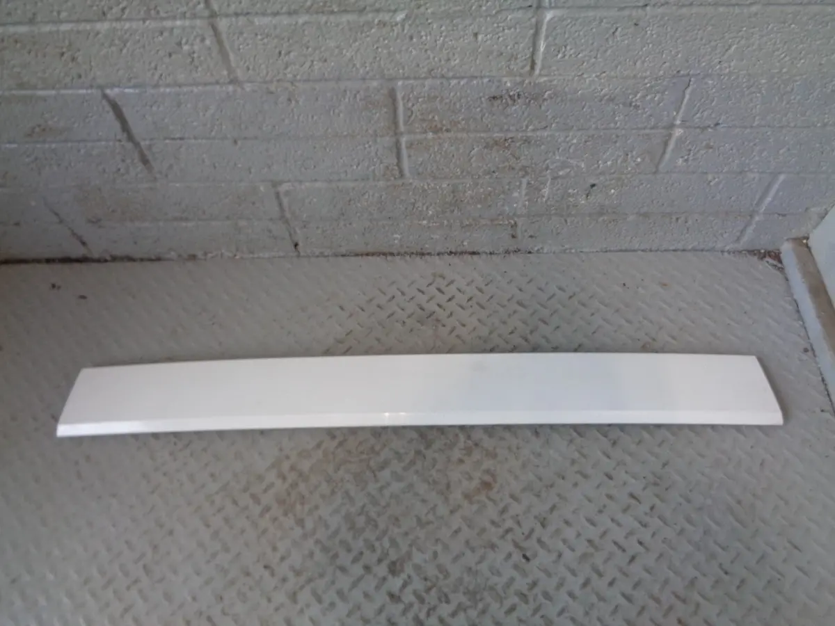 Discovery 4 Tailgate Trim External Lower Fuji White 2009 To 2014 Land Rover 1