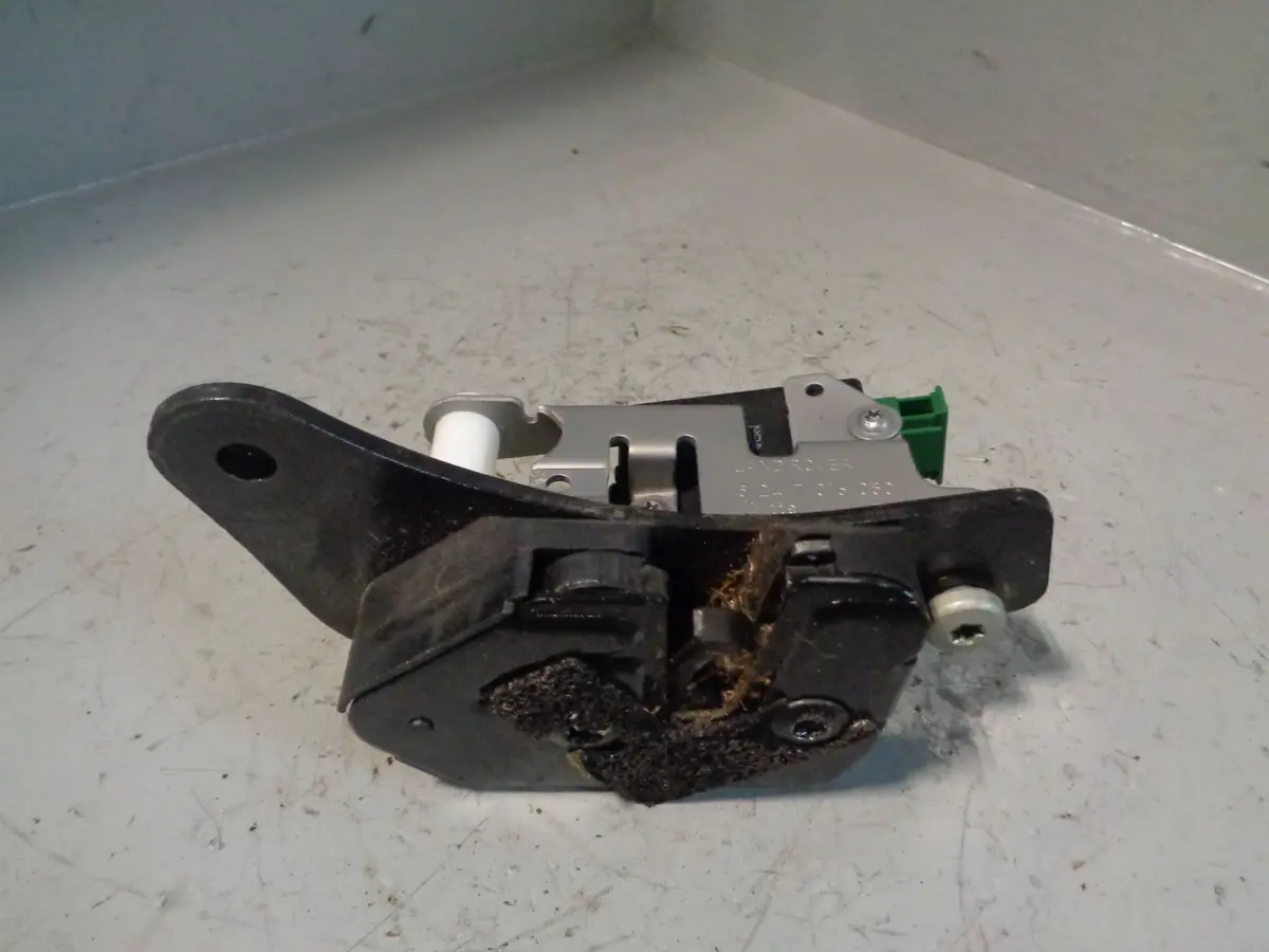 Discovery 4 Tailgate Actuator Lower Latch Off Side Land Rover 2009 To 2014 1