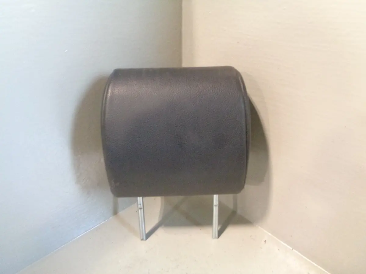 Discovery 2 Centre Rear Headrest Leather In Black Land Rover 1998 To 2004 1