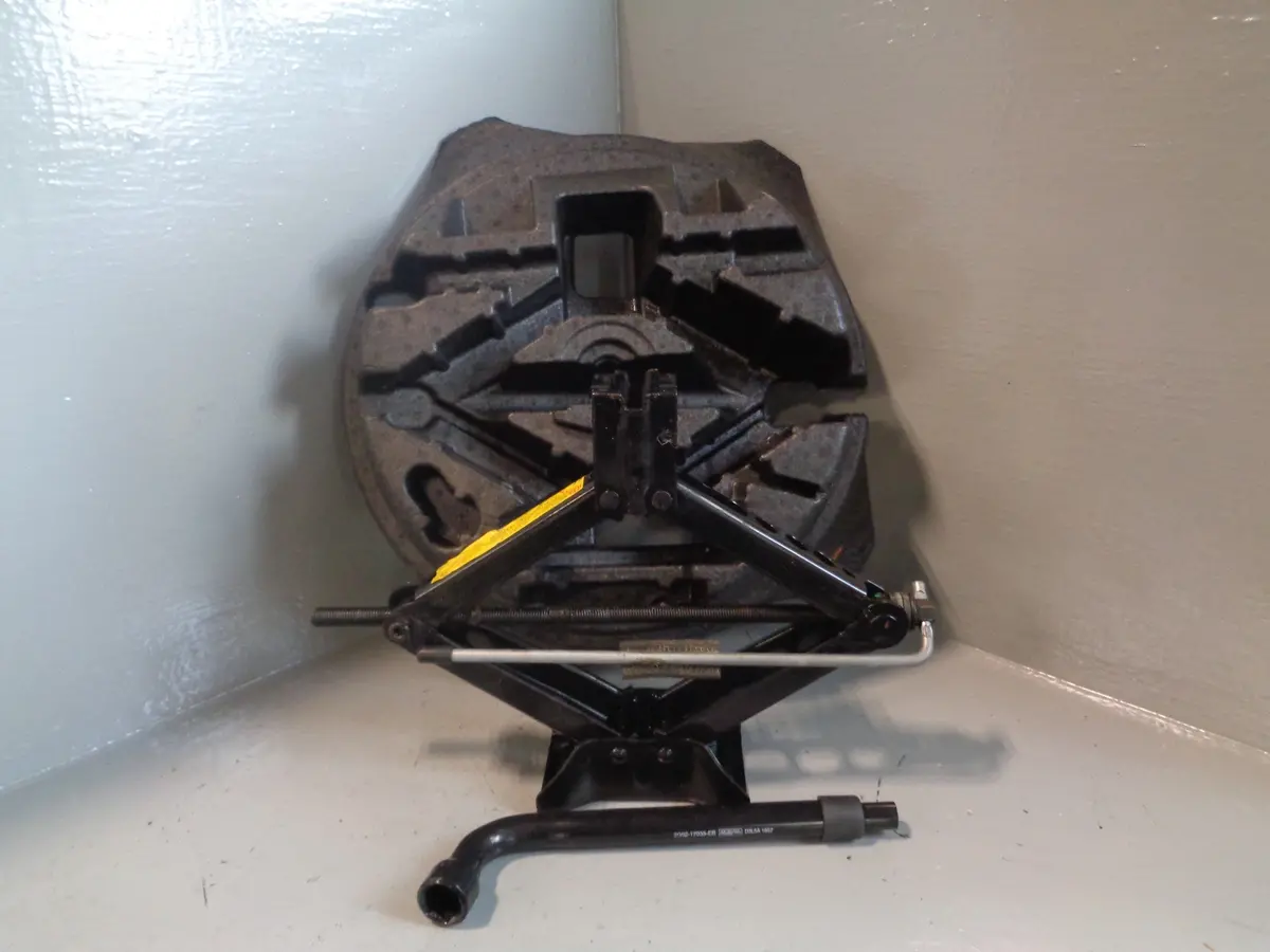 Freelander 2 Scissor Jack With Handle In Housing Brace Land Rover R23015 1