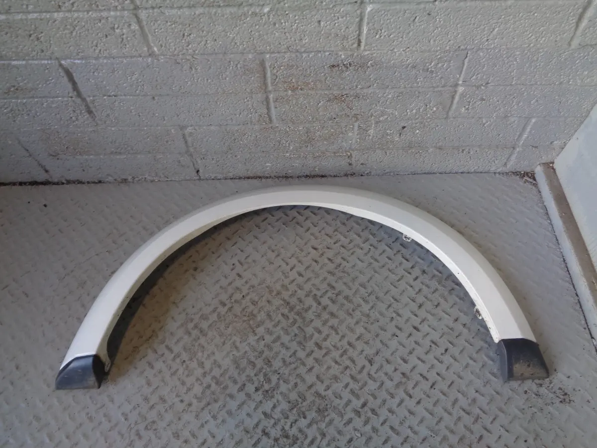 Discovery 4 Wheel Arch Trim Front Near Side Fuji White Land Rover 2009 To 2016 1