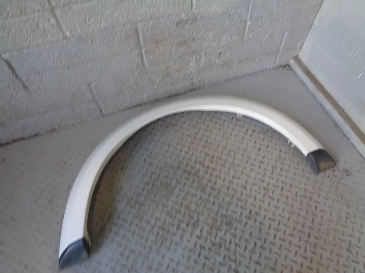 Discovery 4 Wheel Arch Trim Front Near Side Fuji White Land Rover 2009 To 2016 2