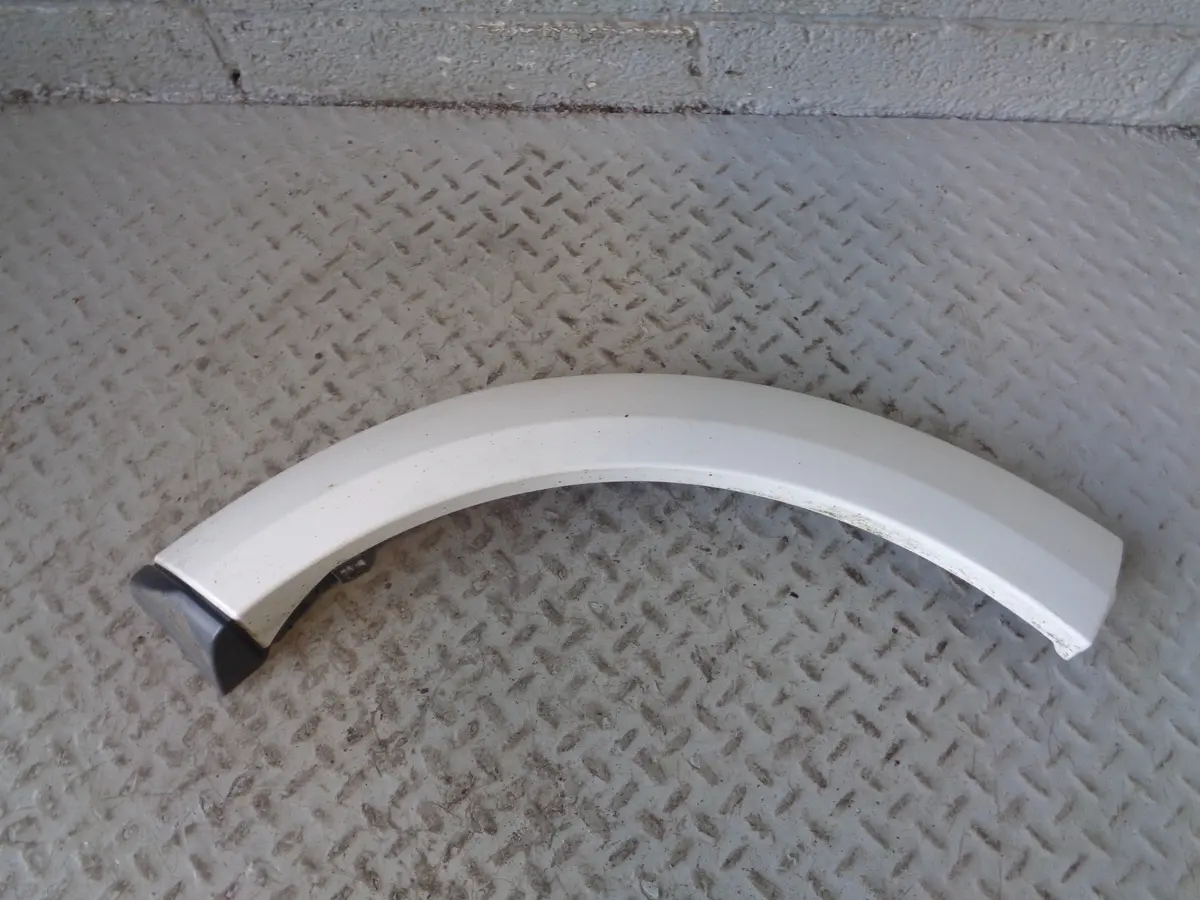 Discovery 4 Wheel Arch Trim Rear Quarter Off Side Right Fuji White Land Rover 1