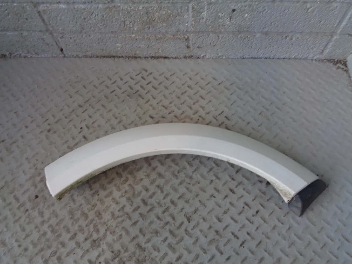 Discovery 4 Wheel Arch Trim Rear Quarter Near Side Left Fuji White Land Rover 1