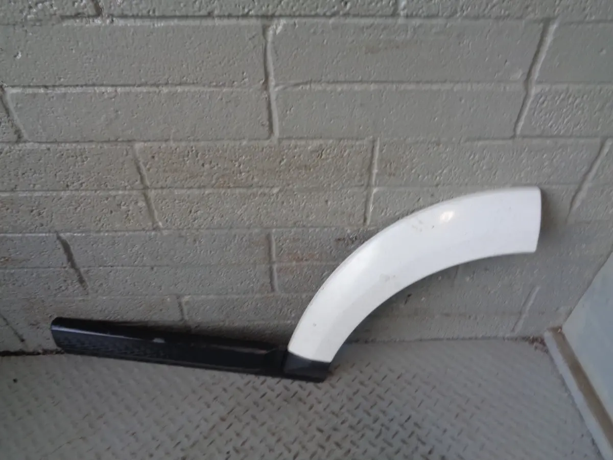 Discovery 4 Door Wheel Arch Trim Near Side Rear Fuji White Lrc 867 Land Rover 1