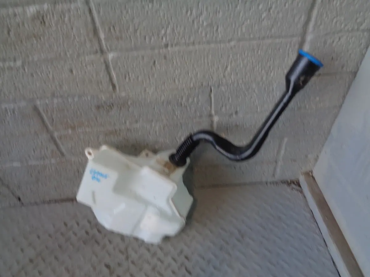 Discovery 4 Washer Bottle With 1 Pump And Filler Neck Land Rover 2009 To 2016 1