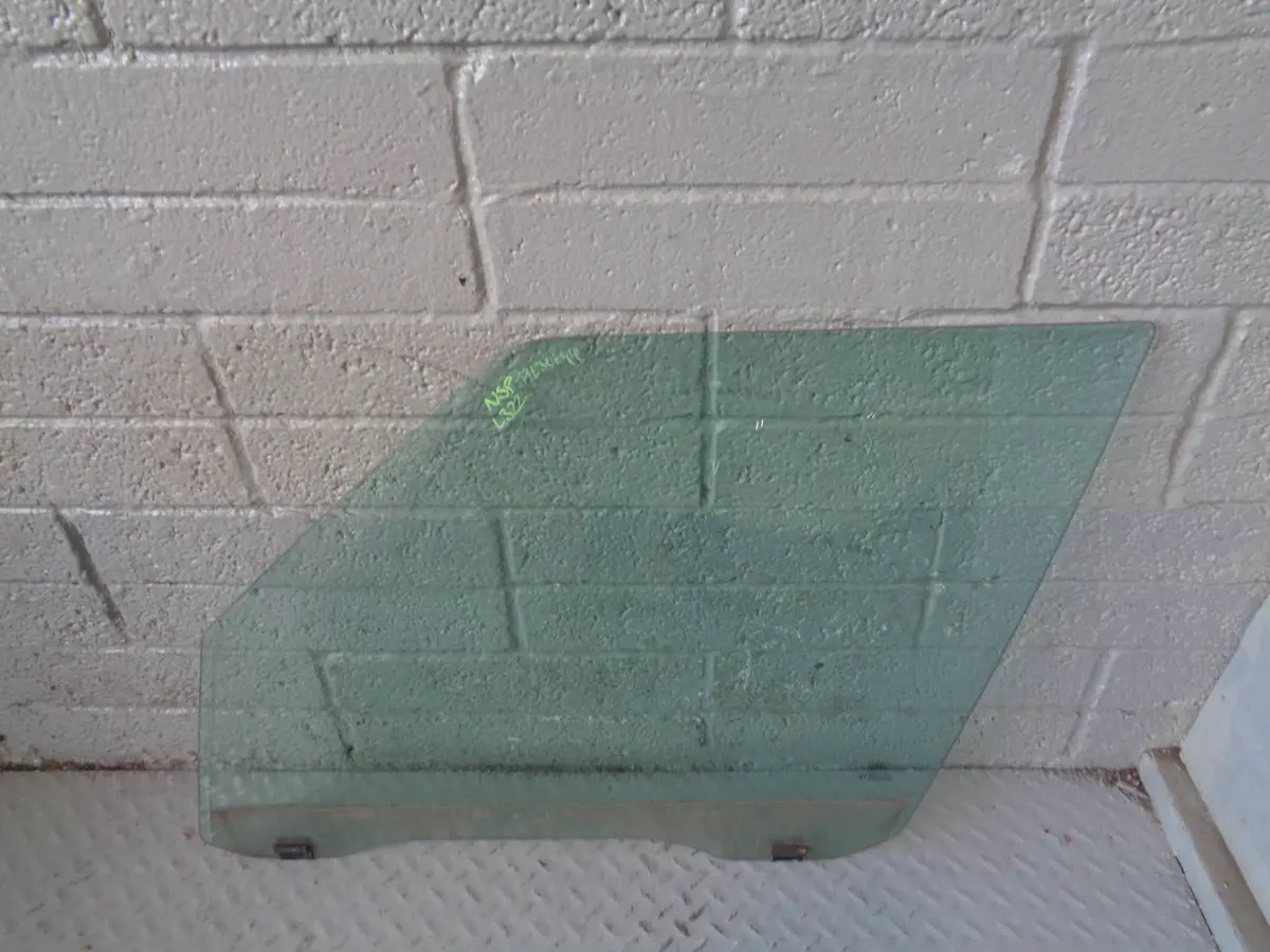 Range Rover L322 Window Glass Single Glazed Near Side Front 2002 To 2006 1