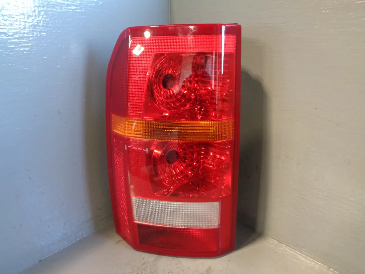 Discovery 3 Tail Light Cluster Near Side Rear Xfb000573 2004 To 2009 K07045 1