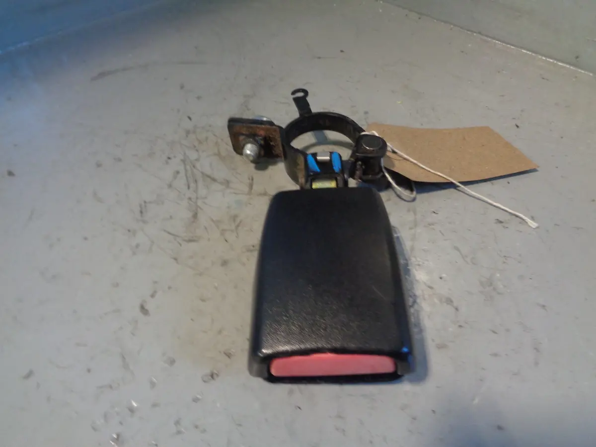 Discovery 3 Seat Belt Buckle Clasp 2Nd Row Near Side Rear Type 2 2004 To 2007 1