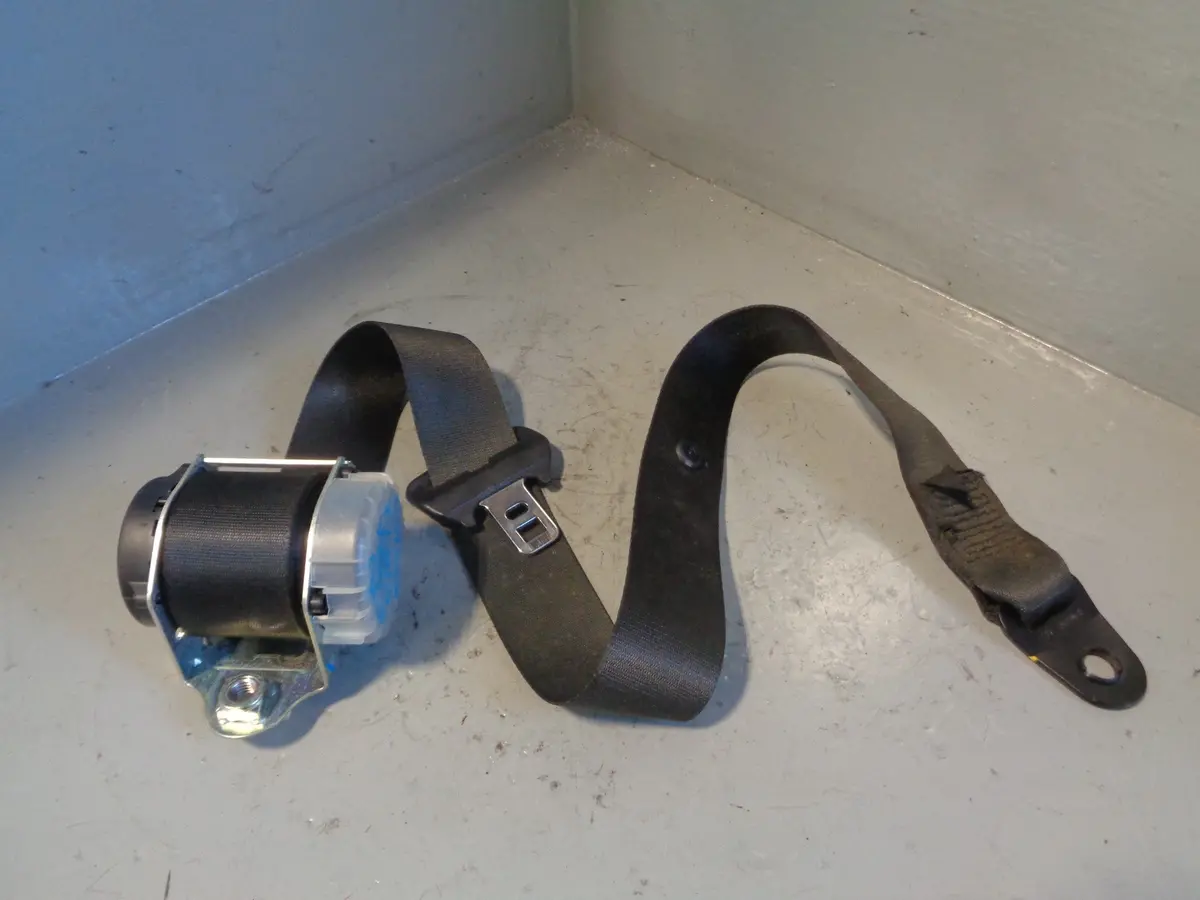 Discovery 3 Seat Belt Centre Rear In Black Land Rover Type 2 5 Seat Only 1