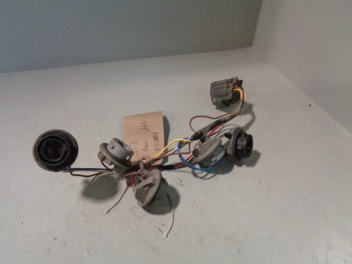 Discovery 3 Rear Tail Light Bulb Holders Plug And Wiring Loom 2004 To 2009 1