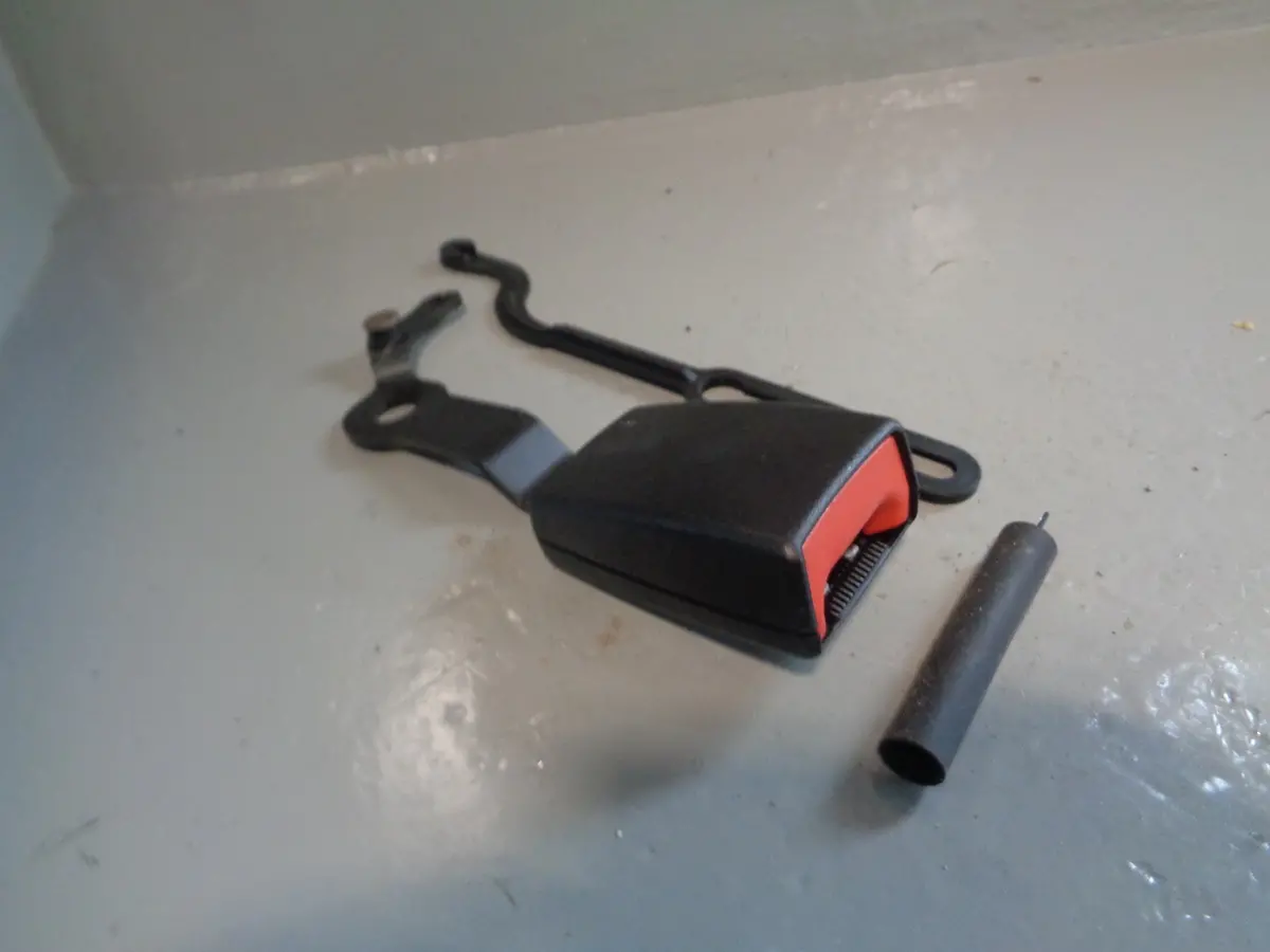 Discovery 4 Seat Belt Buckle Clasp 3Rd Row Off Side Rear Type 1 2009 To 2013 1