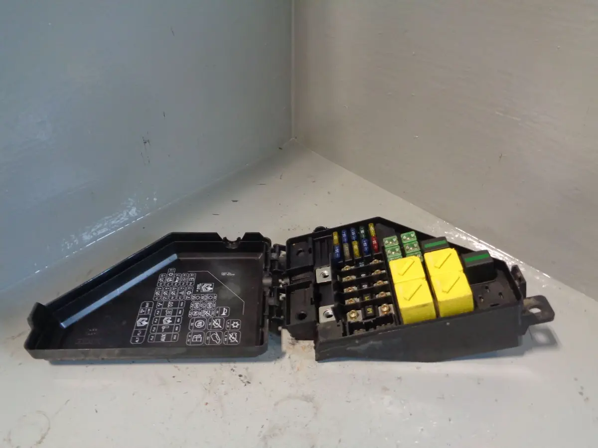 Freelander 1 Fuse Box Engine Bay 2.0 Td4 Yqe000271 Land Rover 2001 To 2006 1