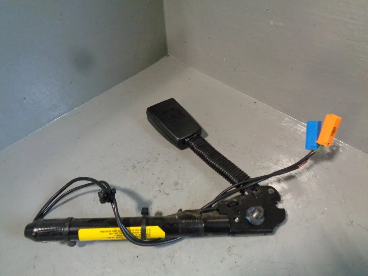Freelander 2 Seat Belt Pre-Tensioner Near Side Front Land Rover Type 1 1