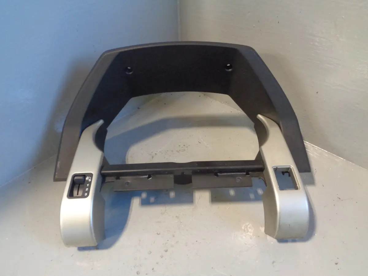 Freelander 1 Instrument Cluster Surround Facelift Land Rover 2004 To 2006 R17035 1