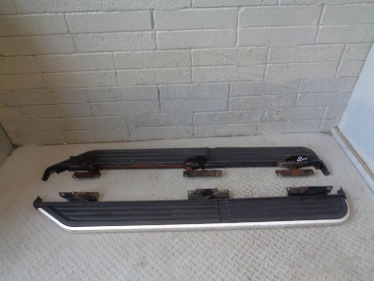 Discovery 3 4 Side Steps Pair Of Black Silver Land Rover 2004 To 2014 K22104 1