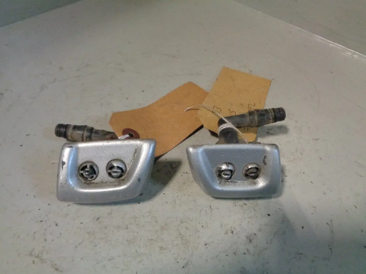 Discovery 3 Headlight Washer Jet Nozzles Pair Silver Front 2004 To 2009 K28092 1