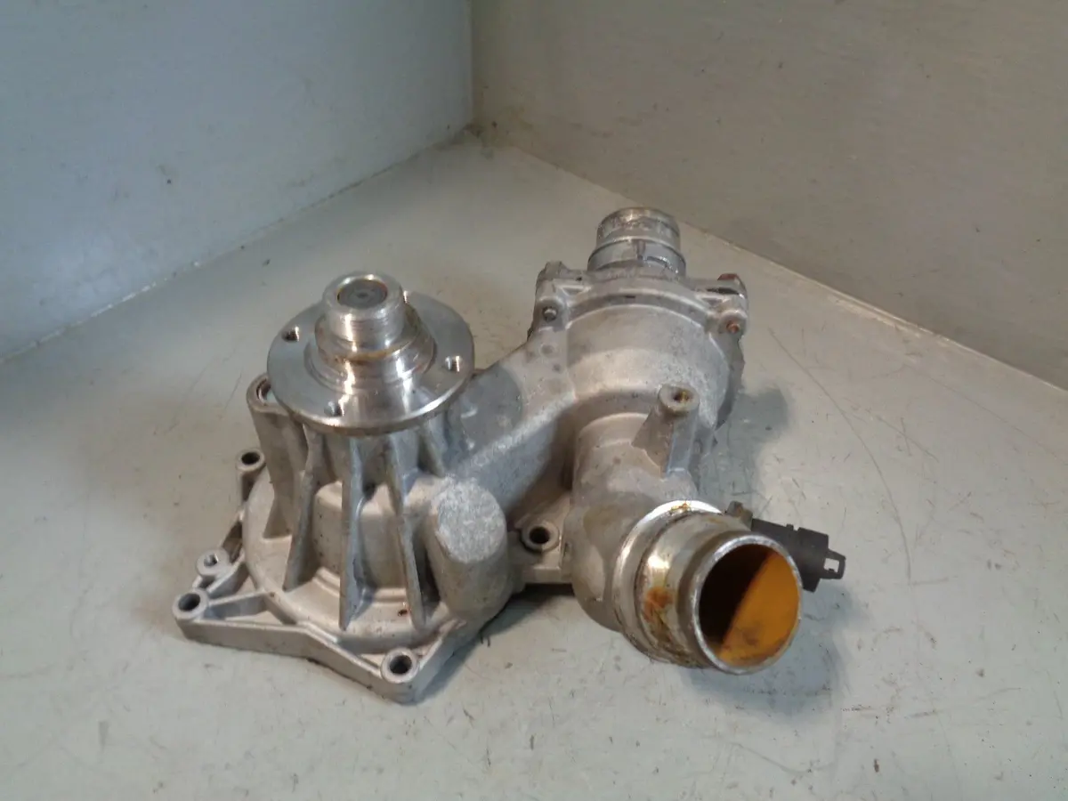 Range Rover 4.4 V8 L322 Water Pump And Housing Assembly 2002 To 2006 1