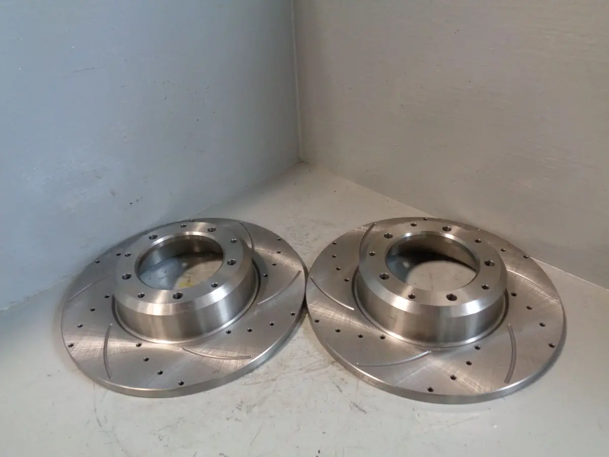 Defender 110 / 130 Brake Discs Vented Grooved Rear Pair Lr018026 Land Rover 1