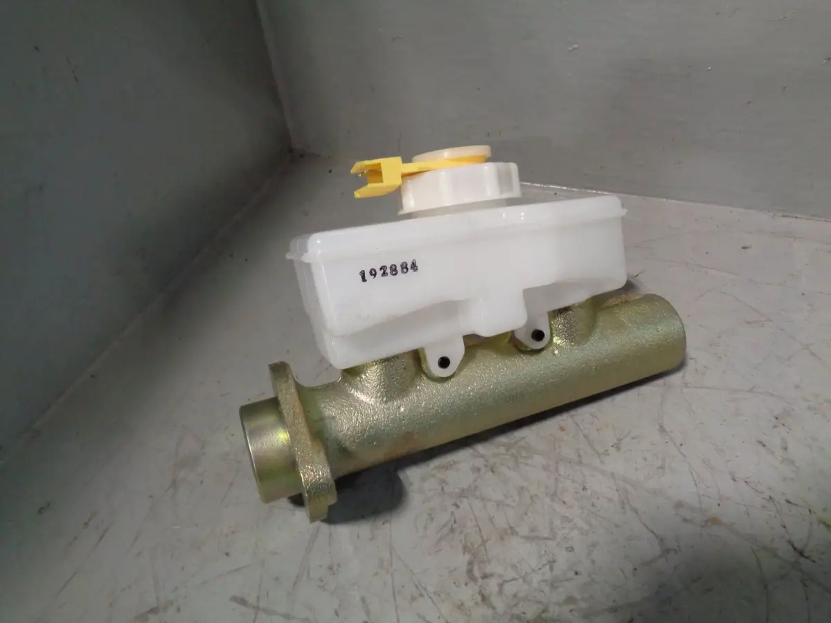 Defender 90 / 110 Brake Master Cylinder Nrc9529 Non Abs Land Rover 1983 To 2006 2