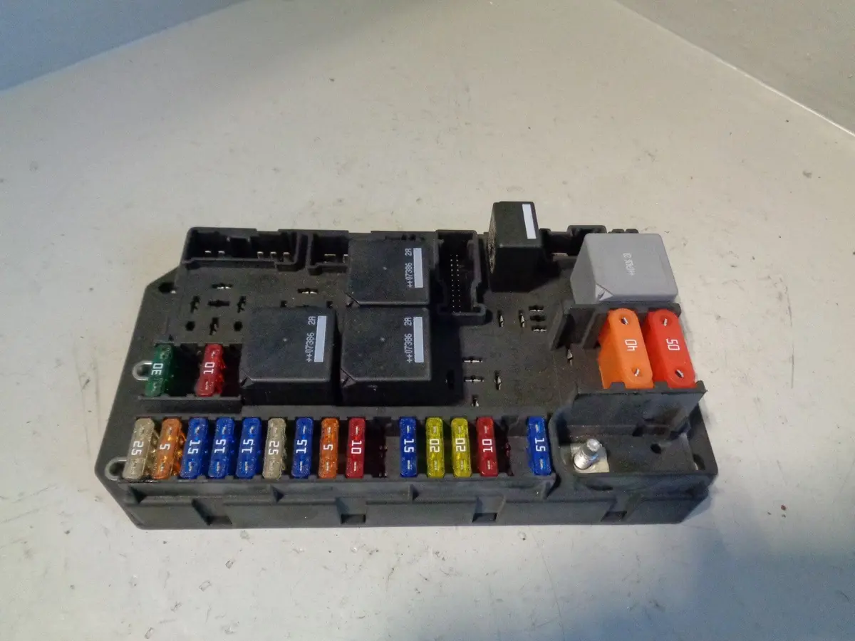Range Rover L322 Fuse Box 3.6 Tdv8 Yqe500390 Engine Bay 2006 To 2010 1