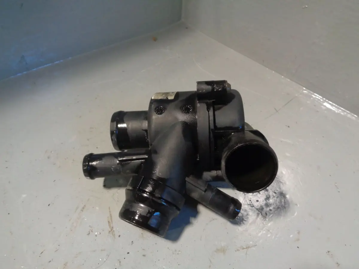 Thermostat Housing Range Rover Sport Discovery 4 Land Rover Tdv6 Ah22-8575-Af 1