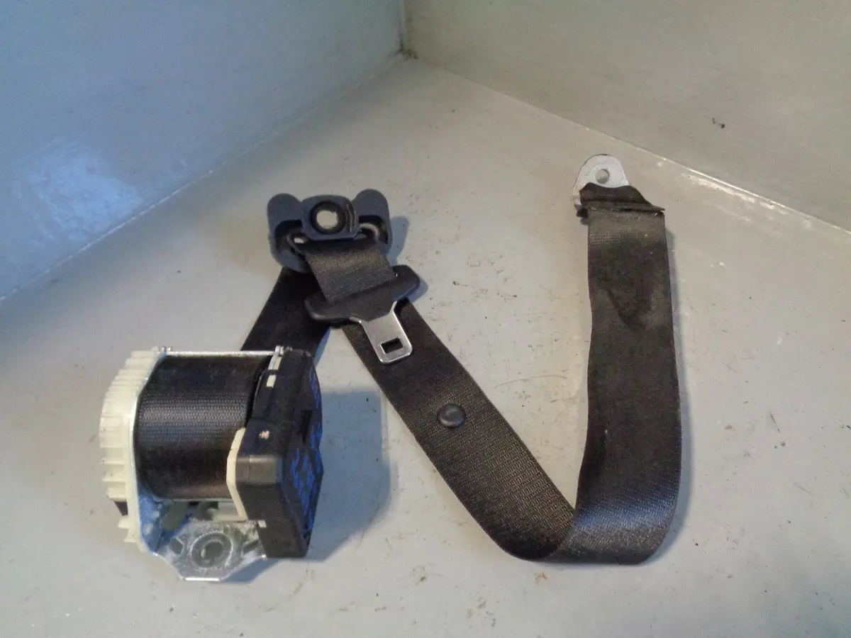 Range Rover L322 Seat Belt Near Side Rear In Black 2010 To 2013 1