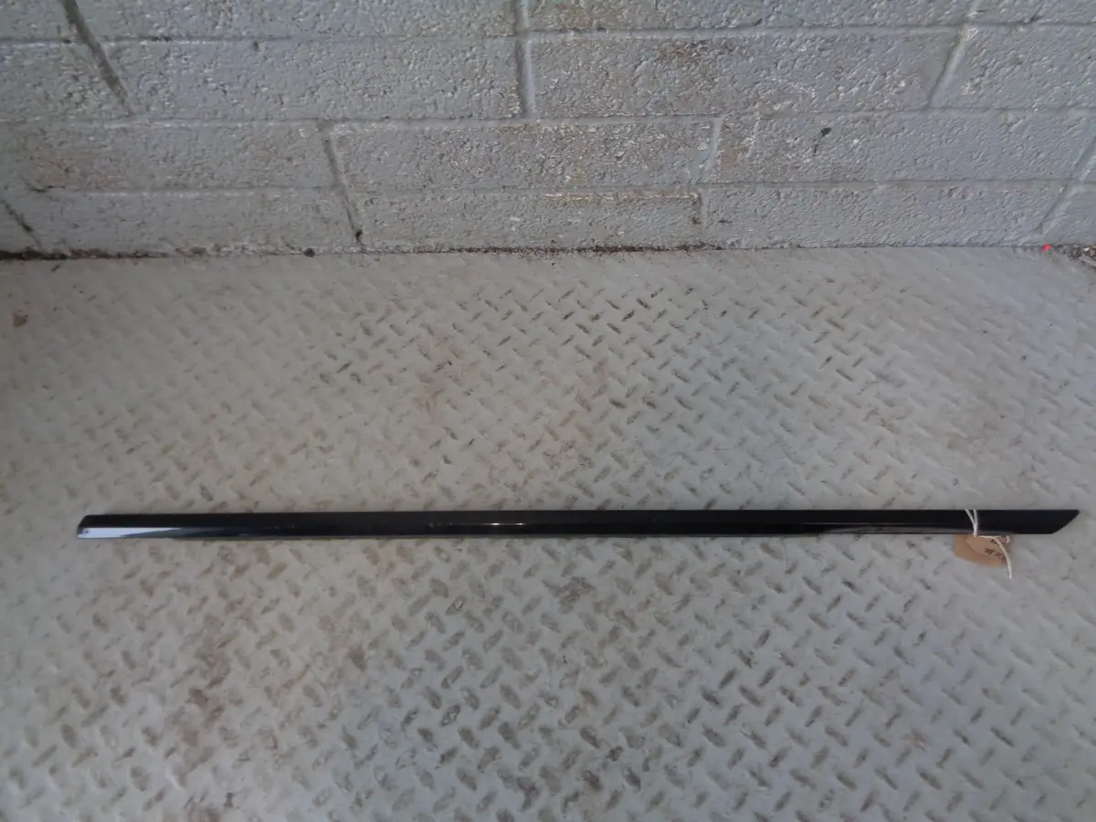 Range Rover L405 Window Weather Strip External Near Side Front Santorini Black 1