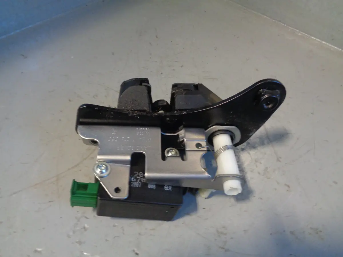 Discovery 3 Tailgate Actuator Lower Latch Off Side Land Rover 2004 To 2009 1