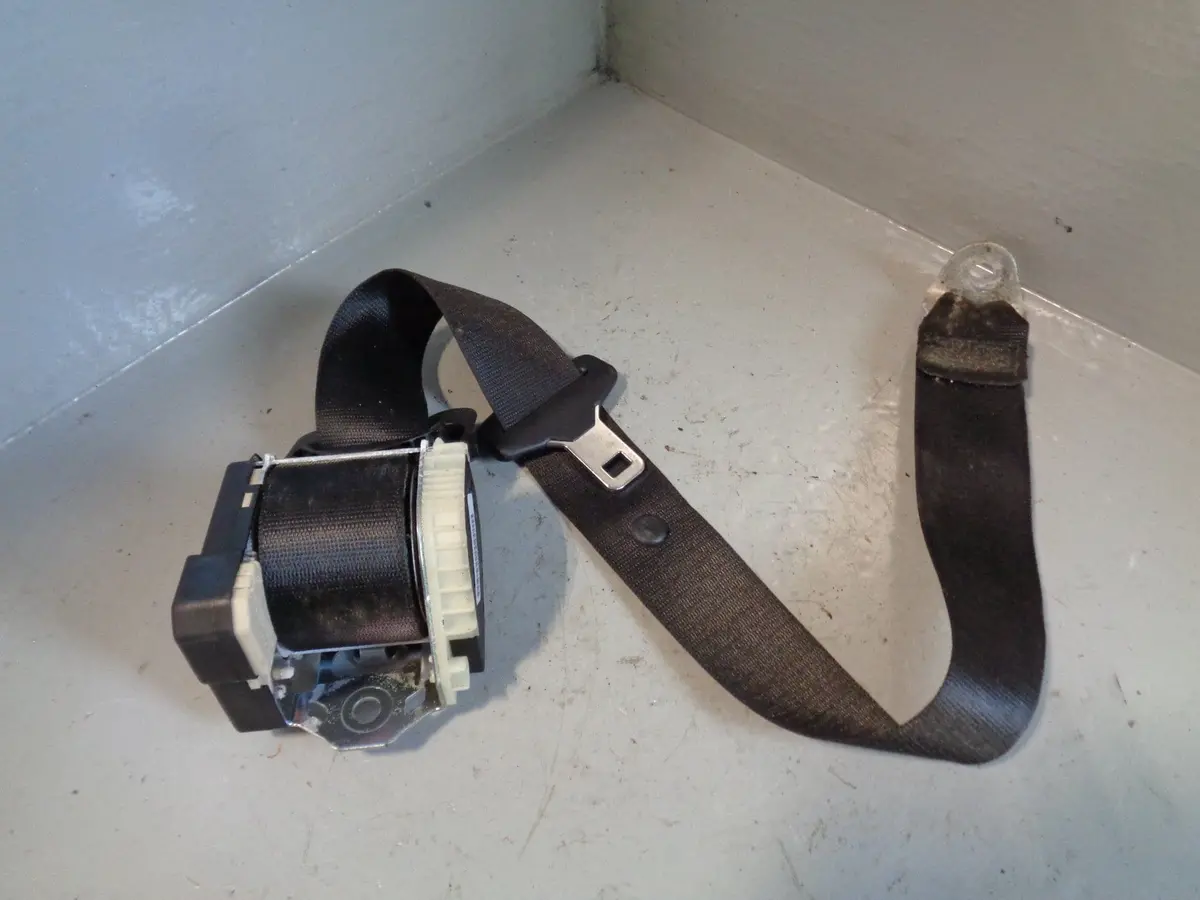 Range Rover L322 Seat Belt Off Side Rear In Black 2010 To 2013 1