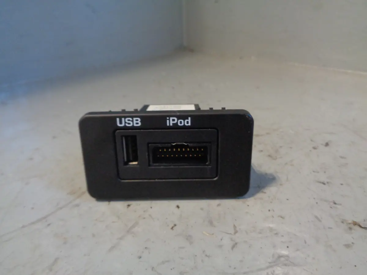 Audio Usb Ipod Port  Ah22 19C166 Aa Discovery 4 Range Rover Sport L322 1