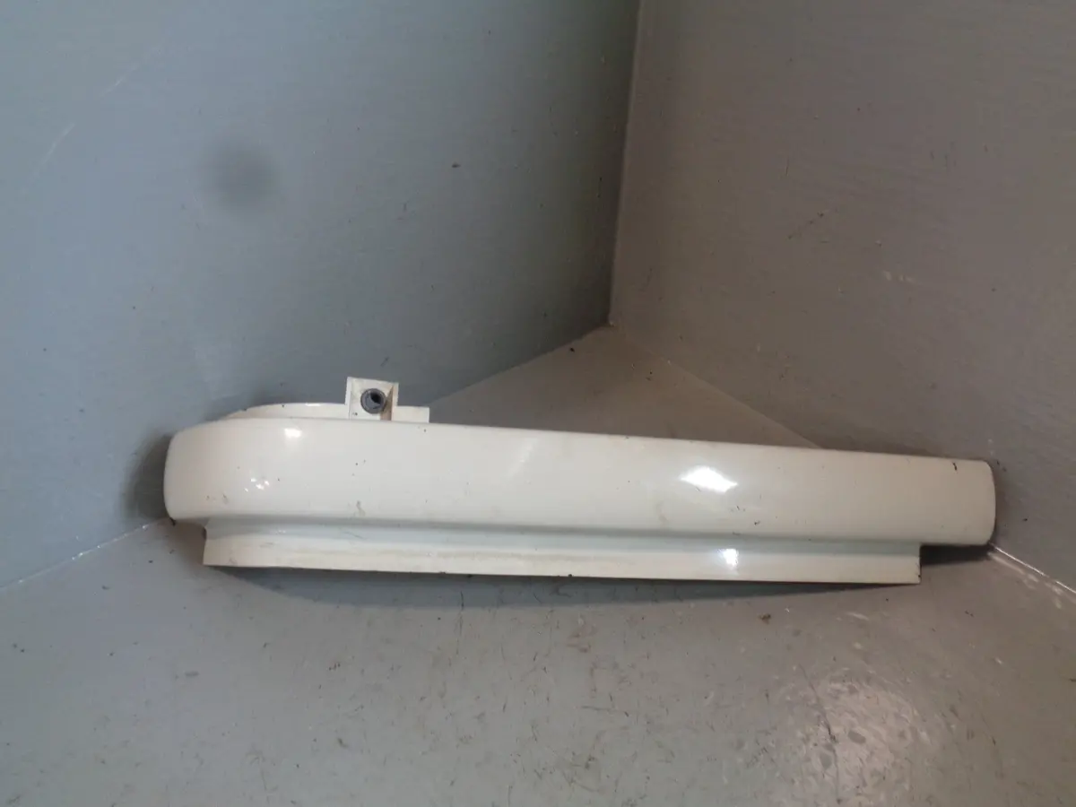 Discovery 2 Headlight Trim Off Side Chawton White Land Rover 1998 To 2002 1