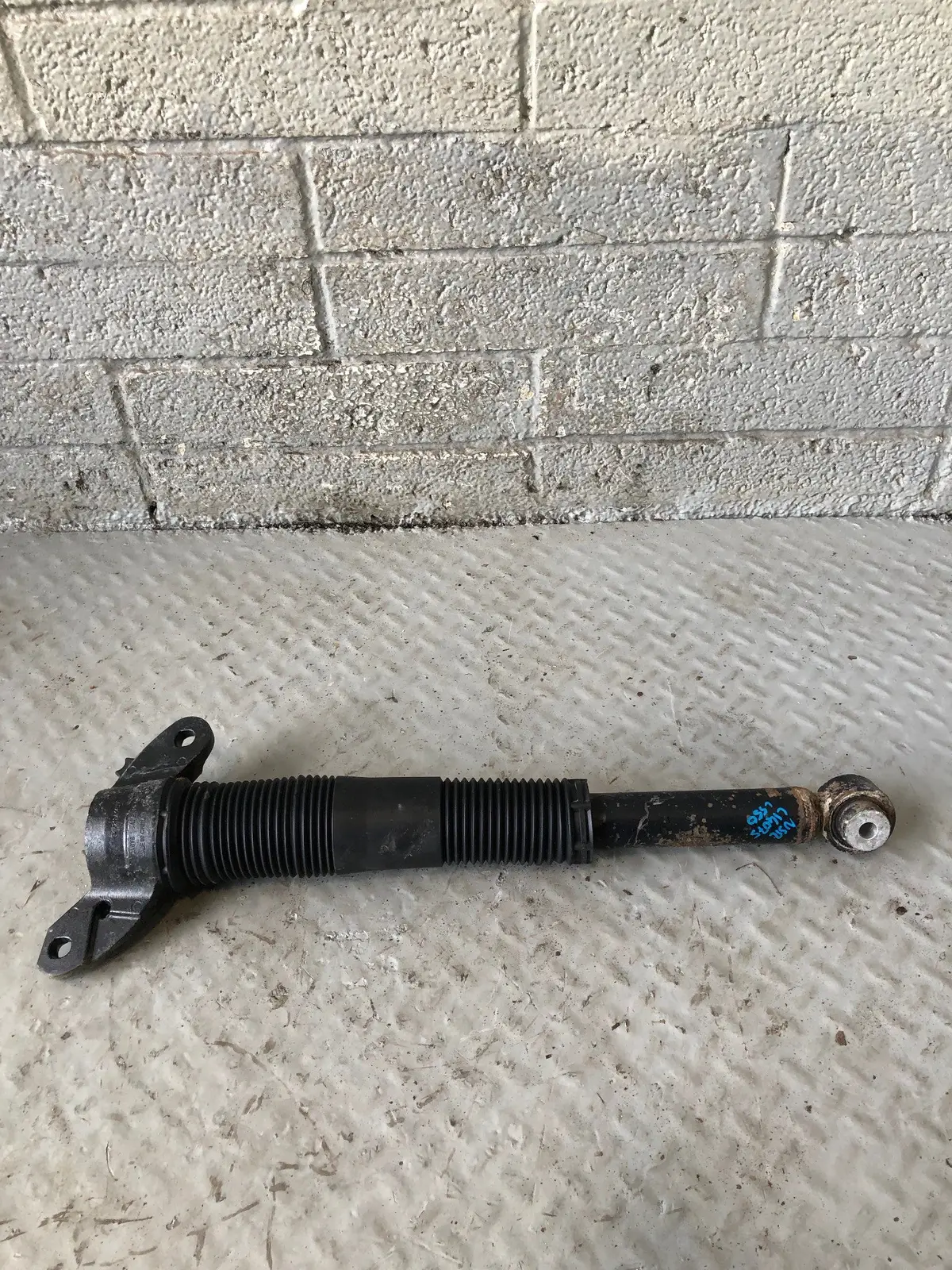 Discovery Sport Rear Shock Absorber Near Side Gk7218a145 L550 Land Rover 1