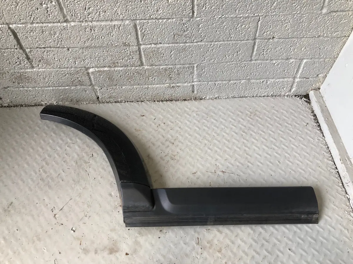 Discovery 4 Door Wheel Arch Trim Off Side Rear Santorini Black Land Rover 1