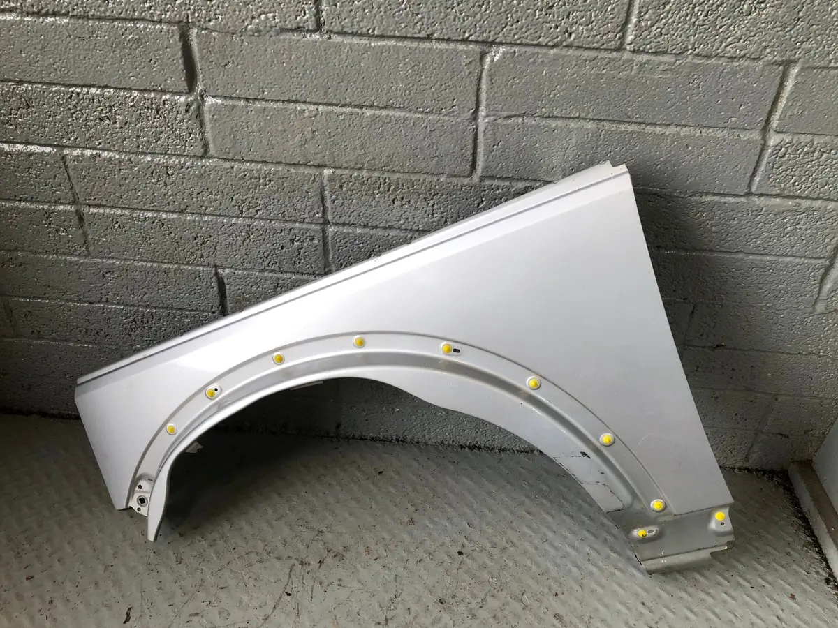 Discovery 3 Wing Near Side Front Zambesi Silver Land Rover 2004 To 2009 D17036 1