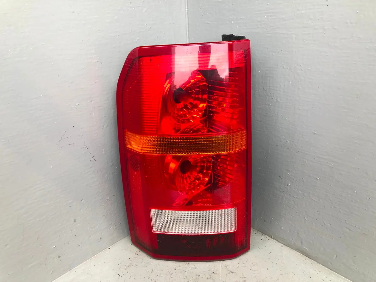 Discovery 3 Tail Light Cluster Near Side Rear Xfb000573 2004 To 2009 D17036 1