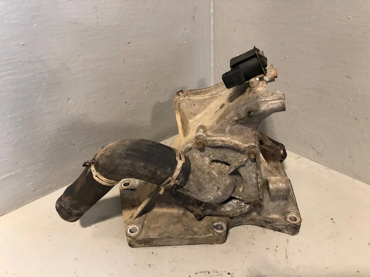 Discovery 2 Water Pump Mount Td5 Land Rover 1998 To 2004 L060850 1