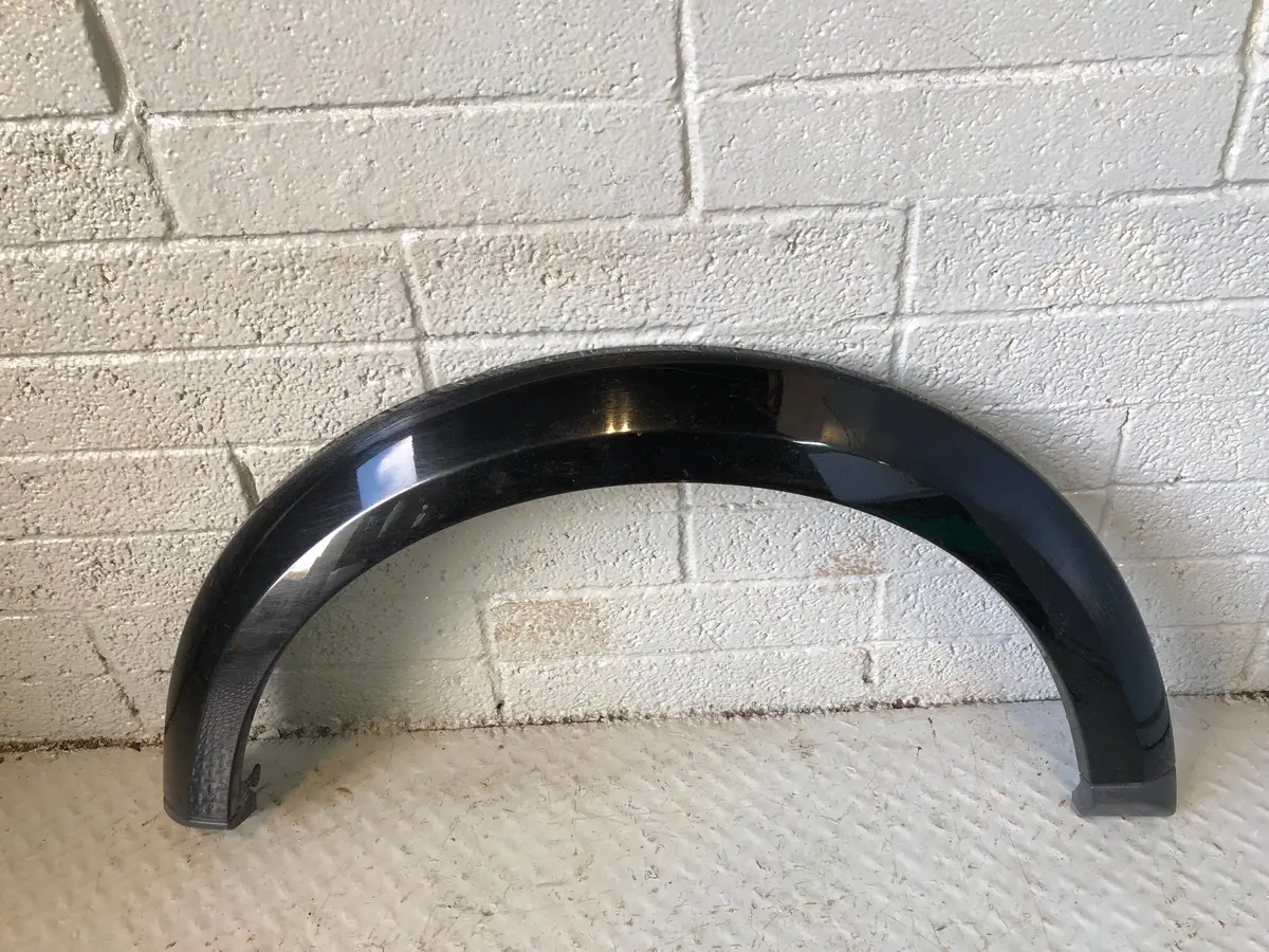 Discovery 4 Wheel Arch Trim Front Near Side Santorini Black Land Rover 1