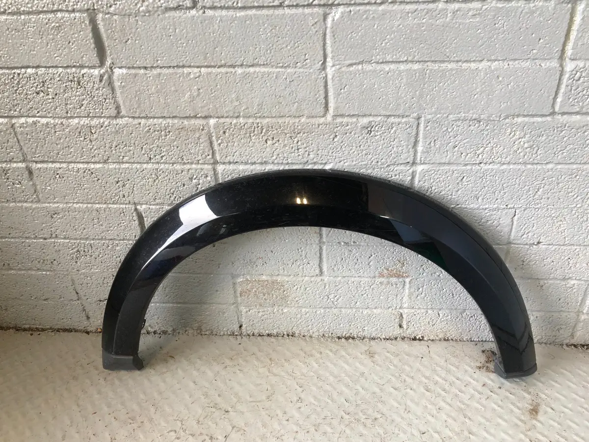 Discovery 4 Wheel Arch Trim Front Off Side Santorini Black Land Rover 1