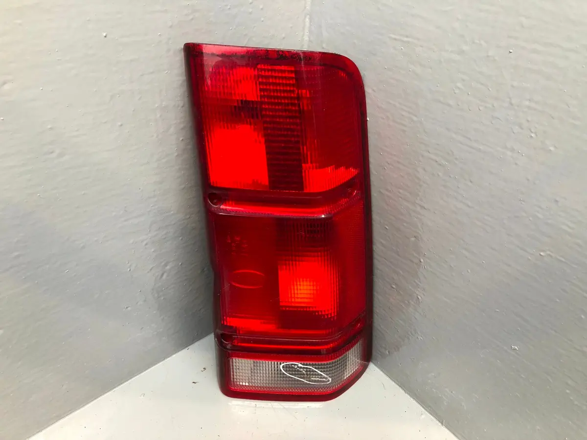 Discovery 2 Rear Tail Light Cluster Upper Pre-Facelift Off Side Rear R28105 1