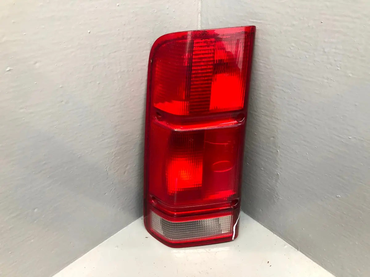 Discovery 2 Rear Tail Light Cluster Upper Pre-Facelift Near Side Rear R28105 1